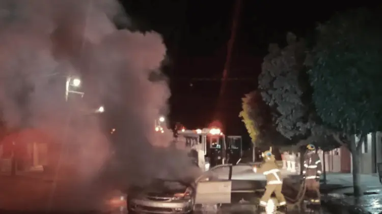 Se incendia auto por cortocircuito. (Foto: Cortesía / EXPRESO)