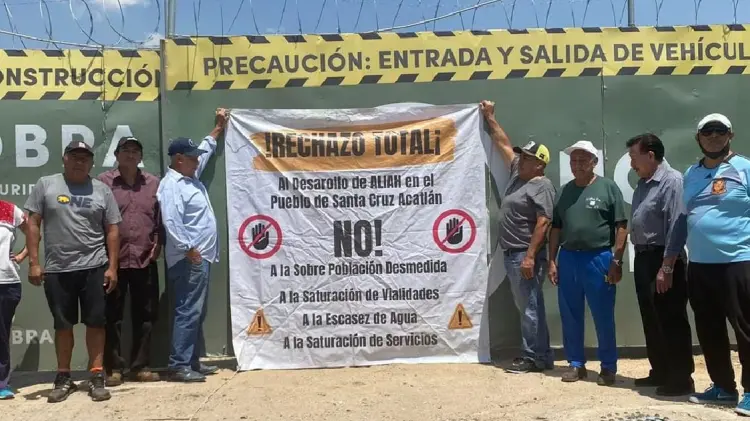 Vecinos de Santa Cruz Acatlán se manifiestan contra construcción (Foto:Especial/EXPRESO)
