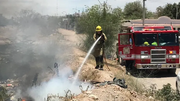 Bomberos atienden incendios de maleza en cerros (Foto:Jesús Ballesteros/EXPRESO)