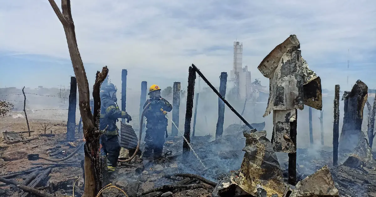 Voraz incendio consume casa de material en colonia Juárez de Navojoa