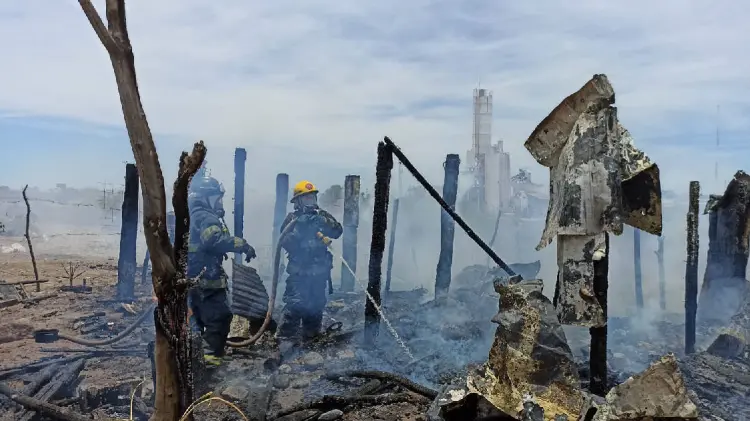 Voraz incendio consume casa de material en colonia Juárez de Navojoa