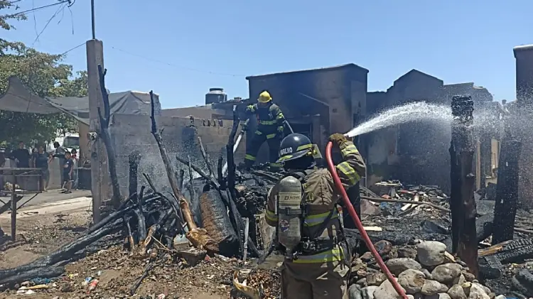 Bomberos sofocan llamas en domicilio en Pueblo Escondido (Foto:Tadeo Cruz/EXPRESO)