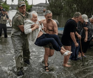 Van 17 muertos por las inundaciones tras la destrucción de la presa Kajovka