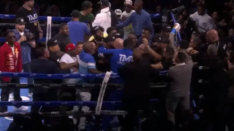 Miembros de seguridad y de los equipos de ambos boxeadores subieron al ring, (Captura de video)