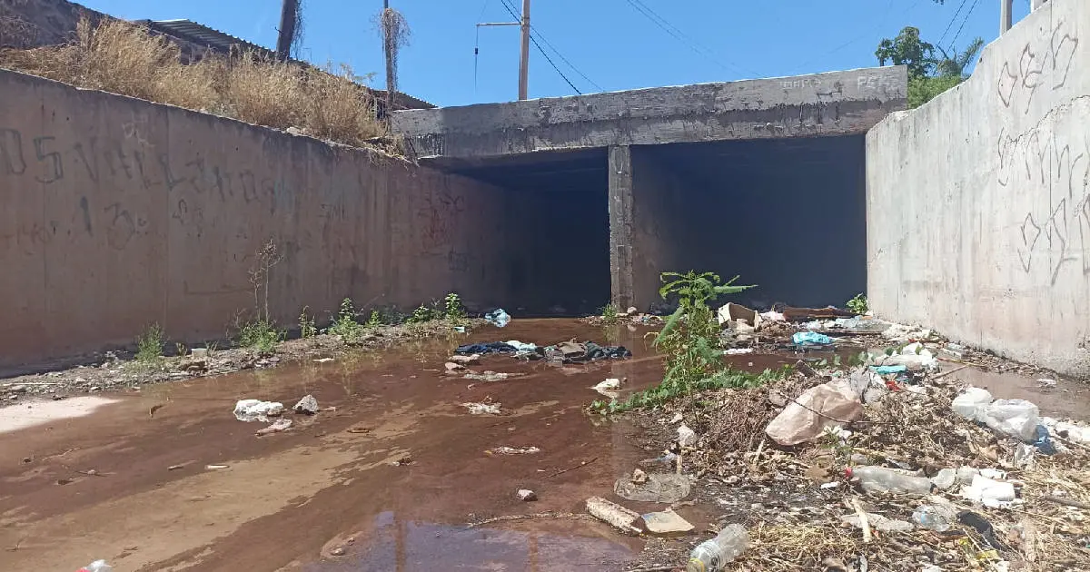 Siguen sin atender fuga de agua en colonia 5 de Mayo en Guaymas