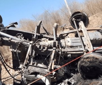 Volcadura e incendio de tráiler deja sin vida a joven en carretera