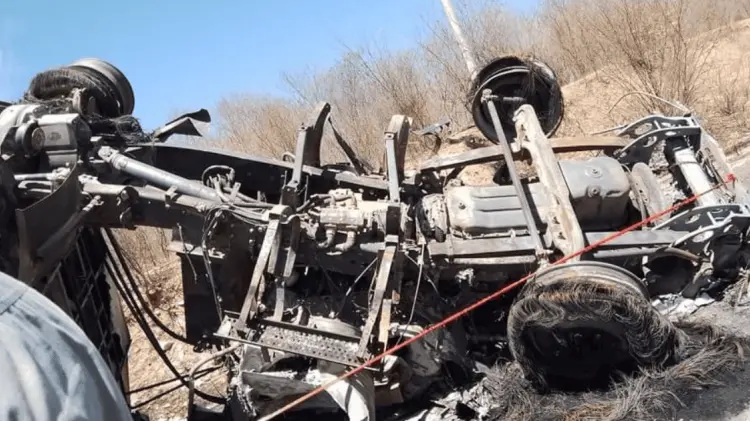 Registran volcadura en carretera Álamos. (Foto: Cortesía / EXPRESO)
