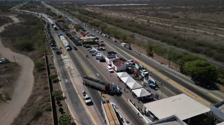 La carretera 15 permaneció bloqueada con tractores y camiones. (Foto: Distrito de Riego)