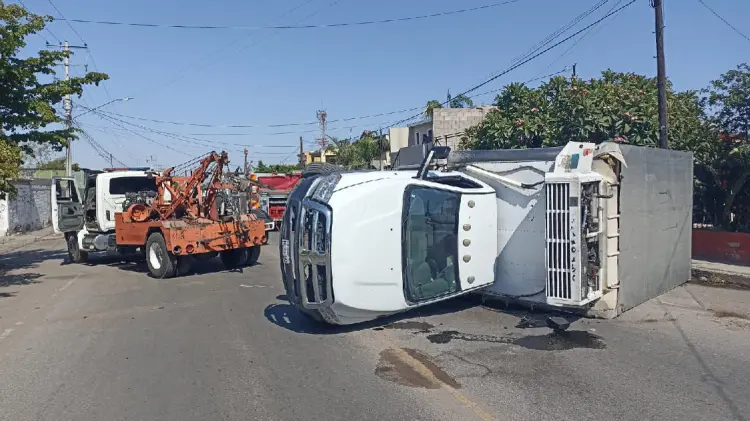 Camión terminó volcado en colonia Las Torres (Foto:Tadeo Cruz/EXPRESO)