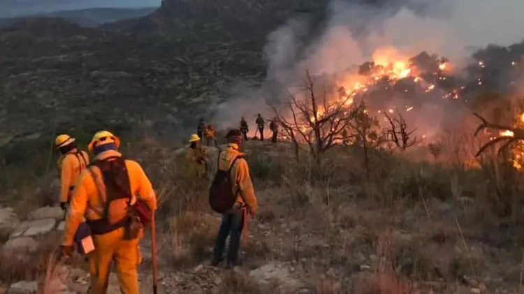 Llegan más brigadistas a Ímuris para combatir el fuego; ahora son 160