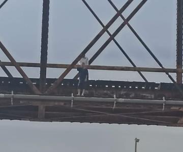 Rescatan a hombre del puente del vertedor de la presa