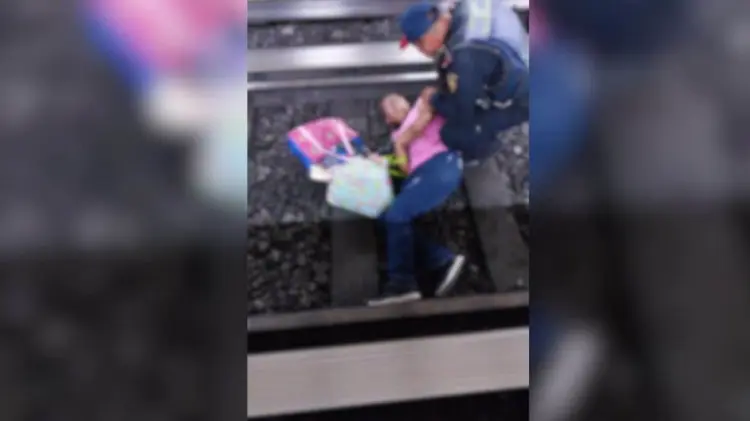Cae mujer desmayada a vías del tren en CDMX (Foto:Especial/EXPRESO)