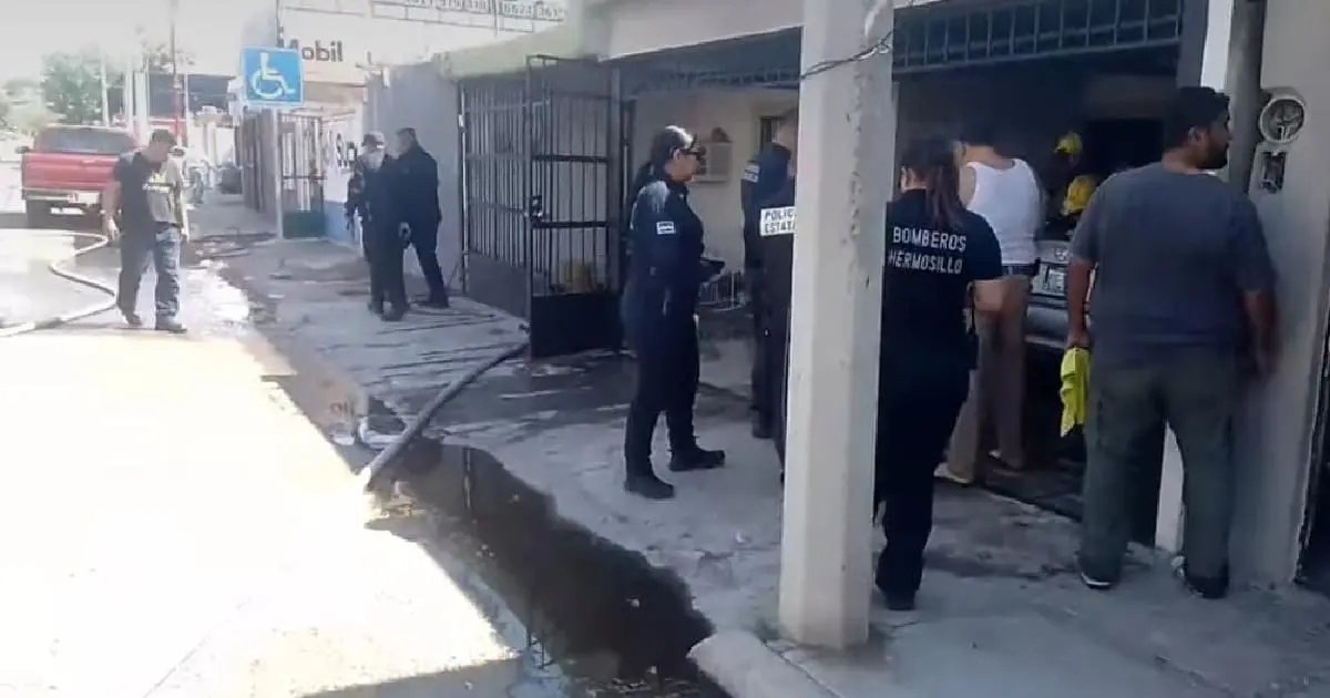 Bomberos sofocan conato de incendio en automóvil en colonia 5 de mayo