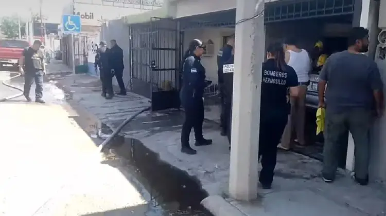Bomberos sofocan conato de incendio de automóvil (Foto:Tadeo Cruz/EXPRESO)