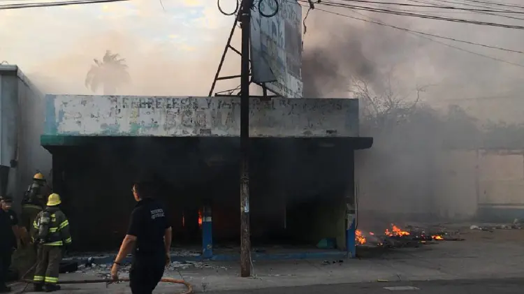 Bomberos sofocan incendio de casa abandonada (Foto:Jorge Flores/EXPRESO)