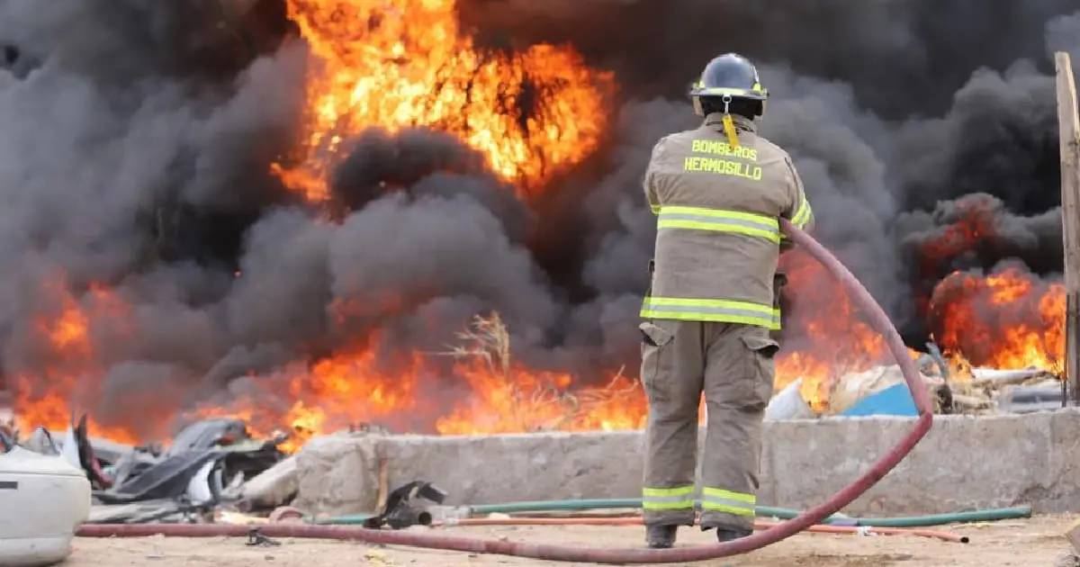 Registran fuerte incendio en antiguo yunque al sur de Hermosillo
