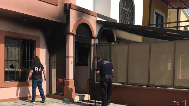 Bomberos sofocan incendio en vivienda de colonia Casa Blanca (Foto:Jorge Flores/EXPRESO)