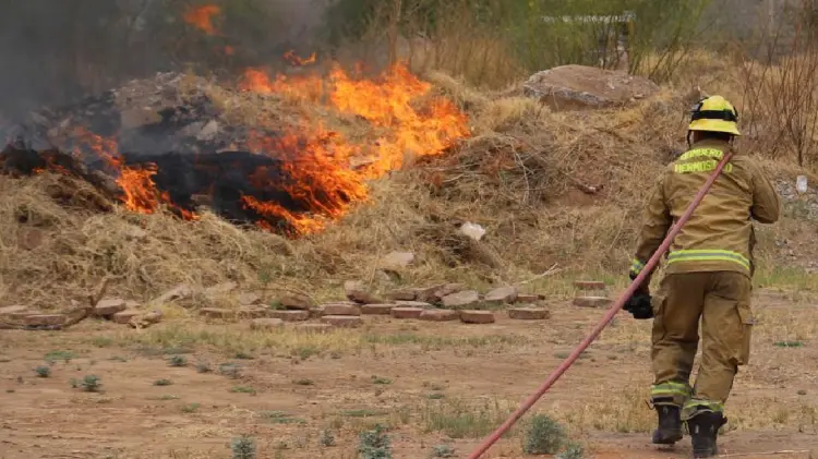 Bomberos atienden hasta 7 incendios de maleza y basura (Foto:Jesús Ballesteros/EXPRESO)