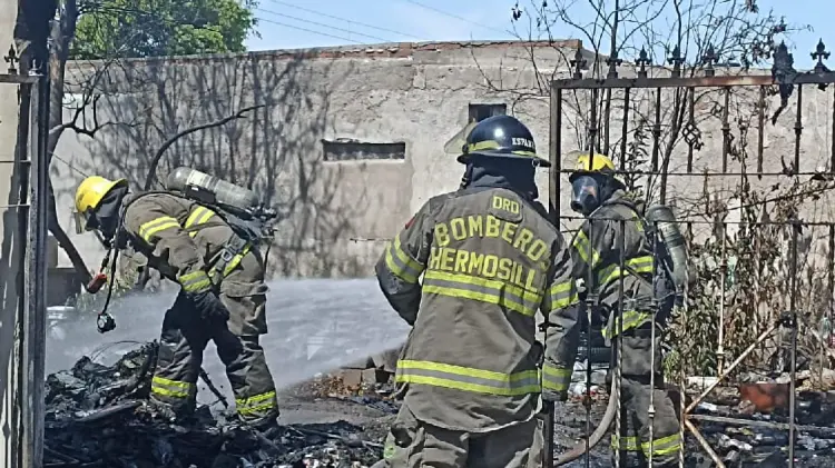 Bomberos sofocan llamas de una casa abandonada en Heberto Castillo (Foto:Tadeo Cruz/EXPRESO)
