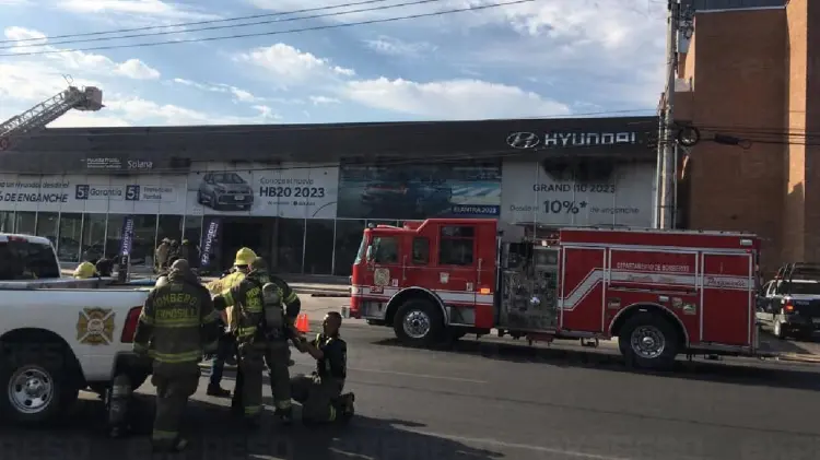 Incendio en agencia de autos (Foto: Jorge Flores/EXPRESO)