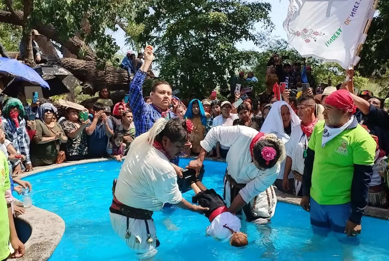 Le cumplen a San Juan Bautista pero con albercada