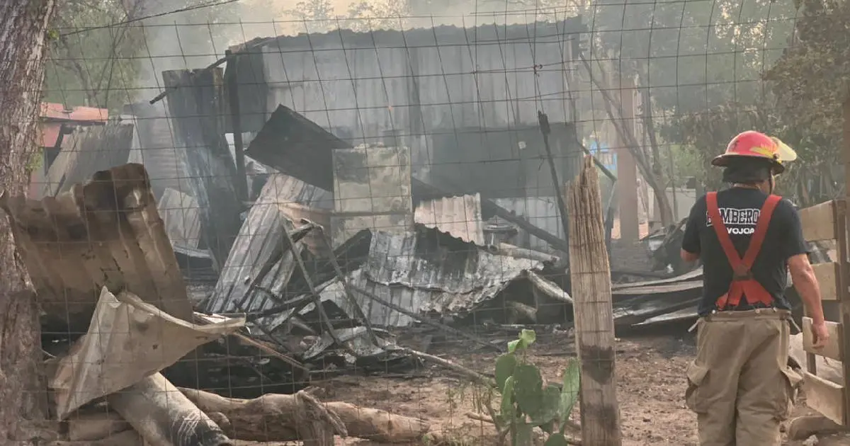 Hornilla provoca incendio en dos casas de la colonia Tetanchopo