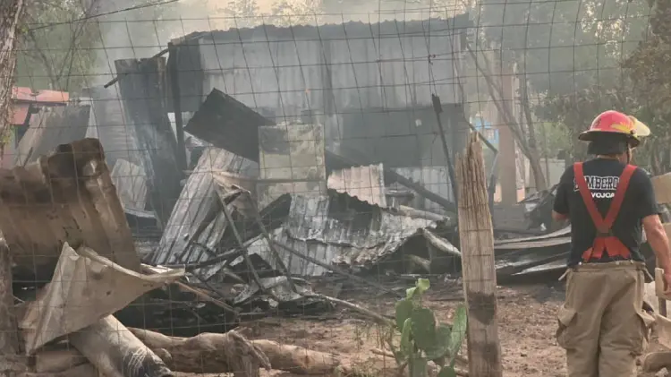 Bomberos de Navojoa sofocan incendio en colonia Tatanchopo (Foto:John Castellón/EXPRESO)