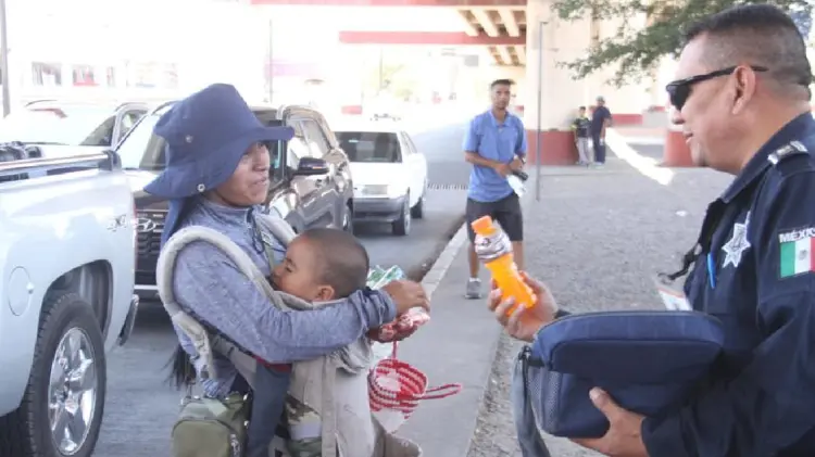 Policía atiende a población por calor (Foto:Jorge Flores/EXPRESO)
