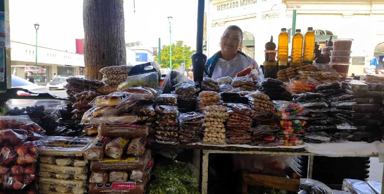 Comerciantes al exterior del Mercado Municipal se preparan ante el cierre