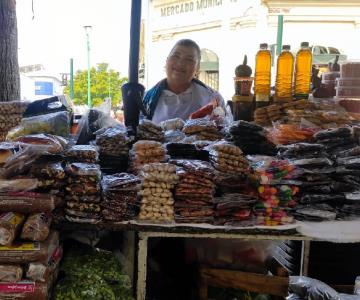 Comerciantes al exterior del Mercado Municipal se preparan ante el cierre