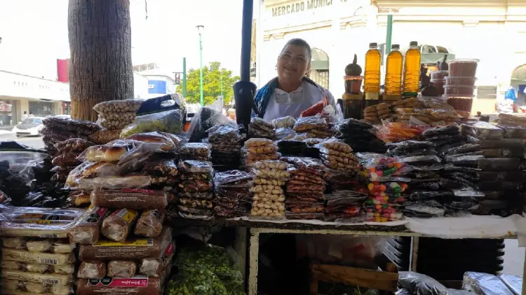 Comerciante de productos regionales en el centro de Hermosillo. (Foto:Víctor Valido/EXPRESO)