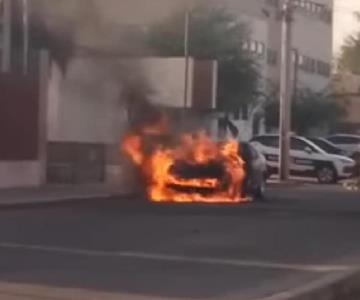 Bomberos sofocan incendio de vehículo frente a escuela en Las Quintas