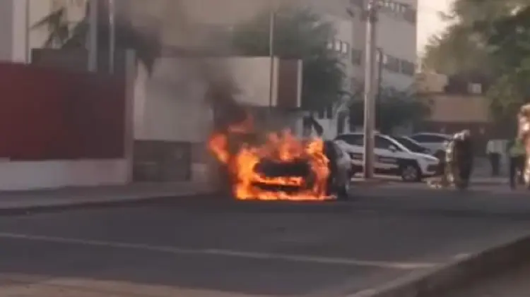 Registran incendio de vehículo en Las Quintas (Foto:Tadeo Cruz/EXPRESO)
