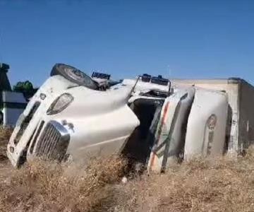 Trailer pierde control y termina volcado en Hermosillo-Guaymas