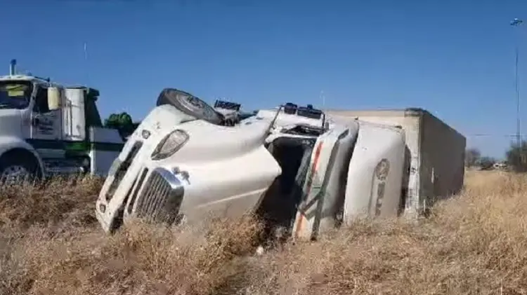 Trailer termina volcado en carretera Hermosillo-Guaymas (Foto:Especial/EXPRESO)