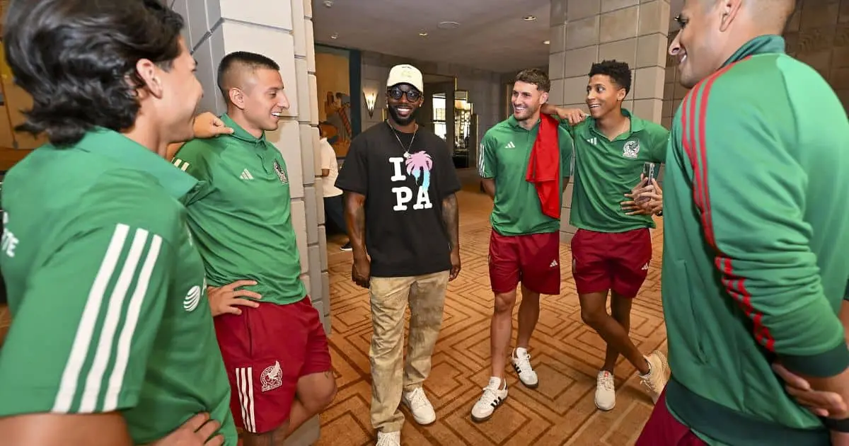 Selección Mexicana recibe visita sorpresa de Randy Arozarena