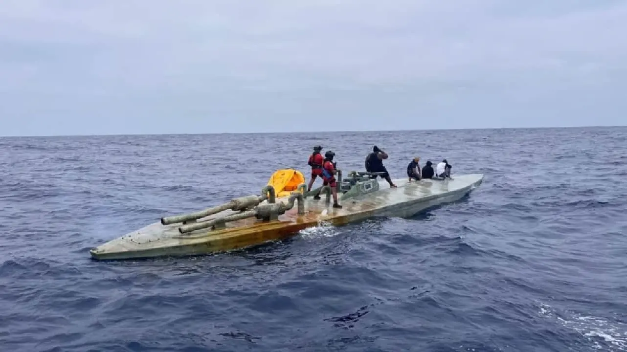 Aseguran semisumergible con 3.5 toneladas de cocaína en el Océano Pacífico