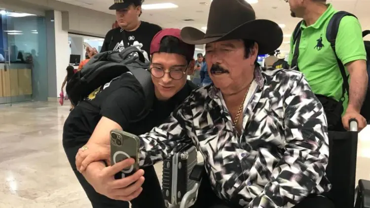 Lalo Mora fue esperado por sus fans en el aeropueto de Hermosillo. (Foto: Pablo Reyes/EXPRESO)