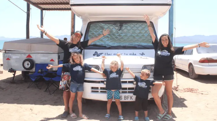 Diana y Víctor junto a sus tres hijos son una familia de trotamundos. (Foto: Jorge Flores/EXPRESO)