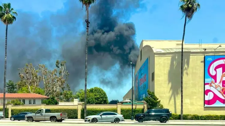 Incendio en Warner Bros. (Foto: Twitter @StephenSeanFord/EXPRESO)