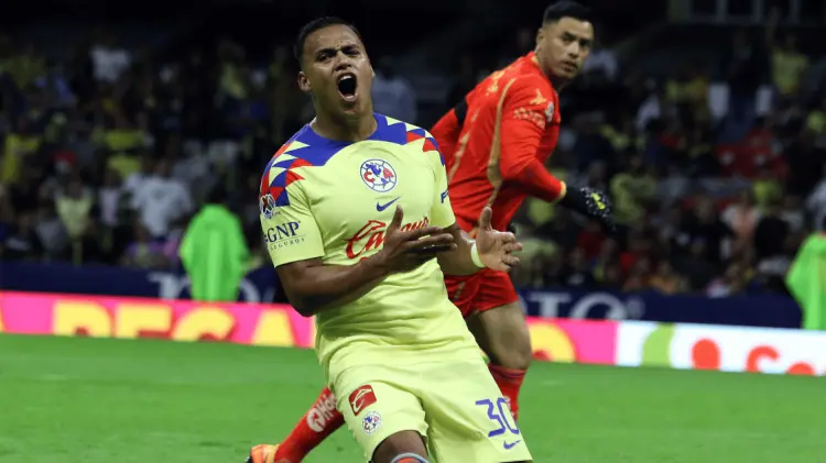 Román Martínez no fue el delantero que América necesitaba esta noche. (Foto: El Universal/EXPRESO)