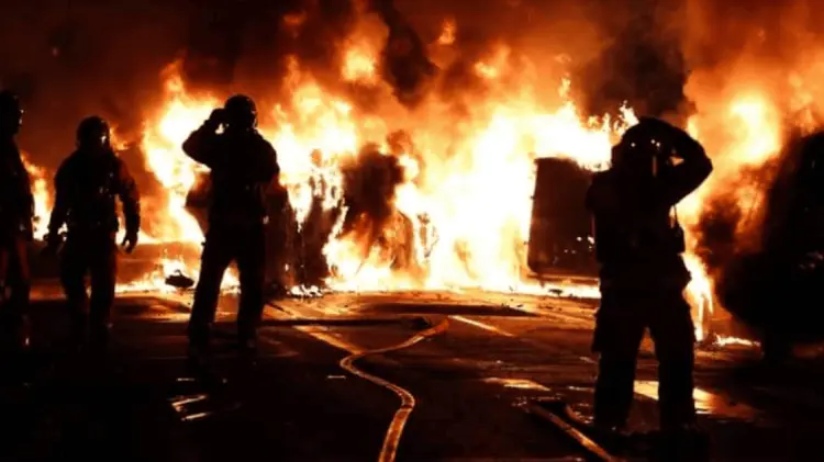 Las protestas en París han estallado violentamente. (Foto: Twitter: @@Nguyen_Alex_83)