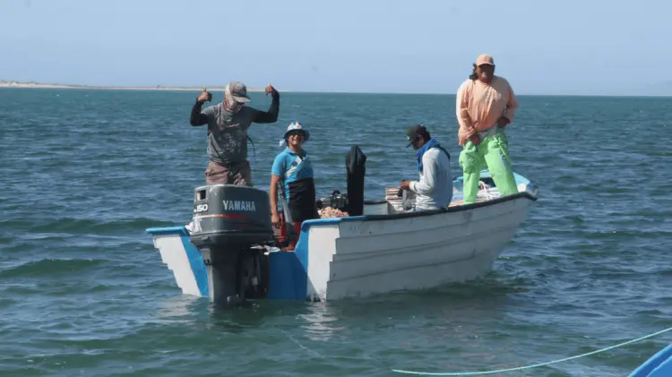 Lancha pesquera en Bahía de Kino. (Foto: Jorge Flores/EXPRESO)