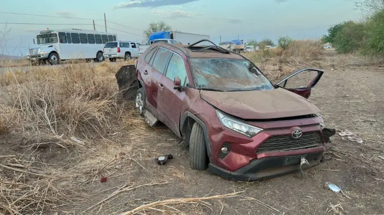 El carro término volcado 30 metros a un costado de la carretera estatal. (Foto: Cortesía)