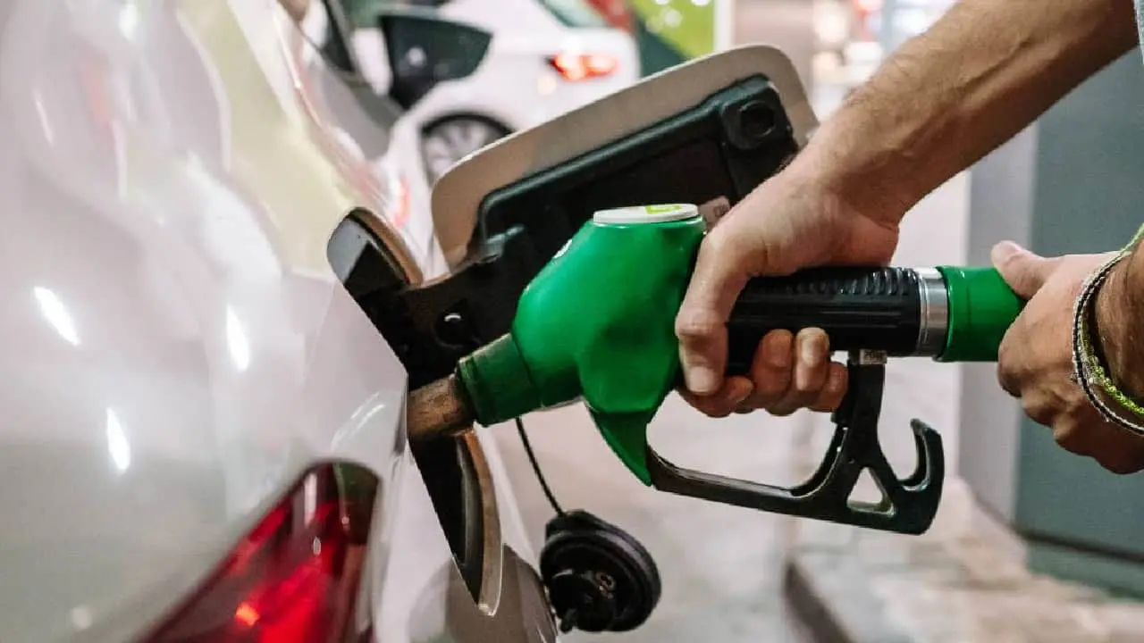 Prevén ajustes a impuestos de gasolinas, cigarros y refrescos en 2024