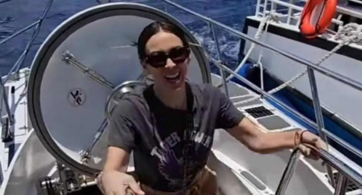Arremeten en redes contra Jacky Bracamontes por viaje en submarino
