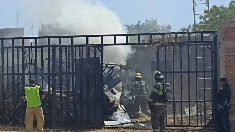 Bomberos sofocan incendio de almacén al norte de Hermosillo (Foto:Tadeo Cruz/EXPRESO)