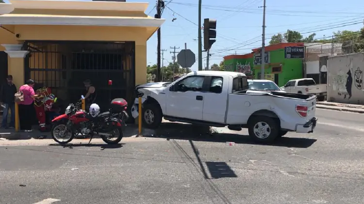 Choque entre 2 vehículos dejó cuantiosos daños materiales (Foto:Jesús Ballesteros/EXPRESO)