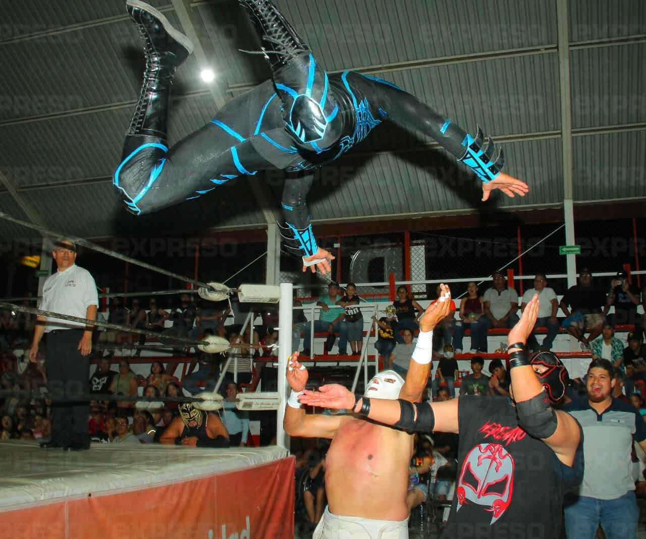 Luchadores y Bomberos se unen en la Cancha 4 en una lucha con causa