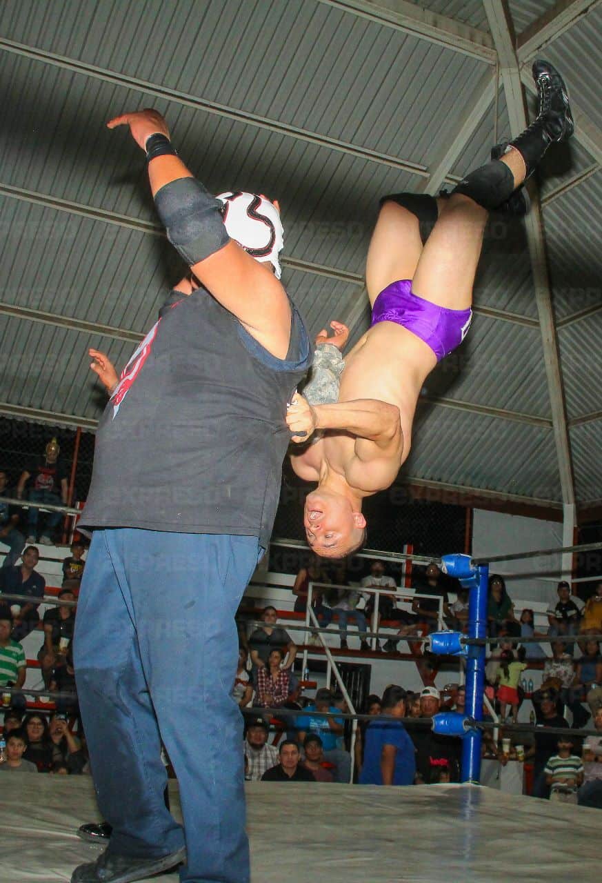 Luchadores y Bomberos se unen en la Cancha 4 en una lucha con causa